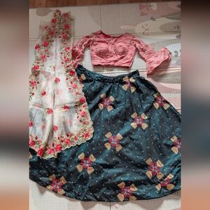 Elegant Floral Embroidered Skirt - Black and Gold